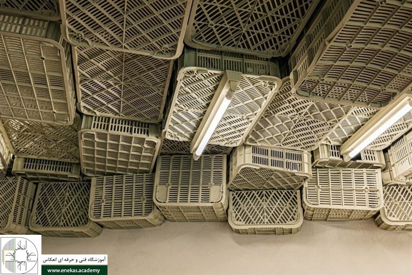 سقفی متشکل از ۱۲۰۰ جعبه پلاستیکی